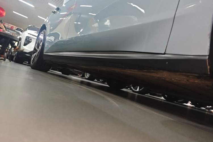 Used Nio ET5 2022 75 kWh Right Side Sill