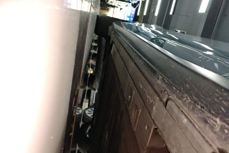 Used Nio ET5 2022 75 kWh Right Side Sill