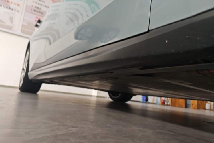 Used Nio ET5 2022 75 kWh Right Side Sill