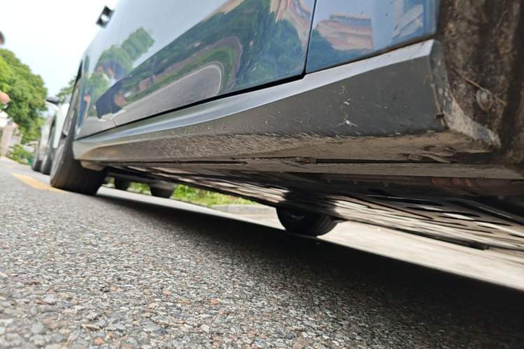 Used Nio ET5 2022 75 kWh Right Side Sill