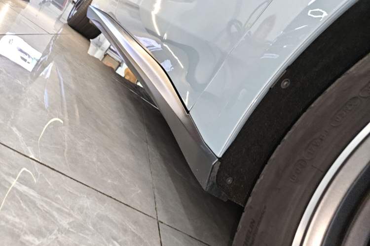 Used Nio ET5 2022 75 kWh Right Side Sill