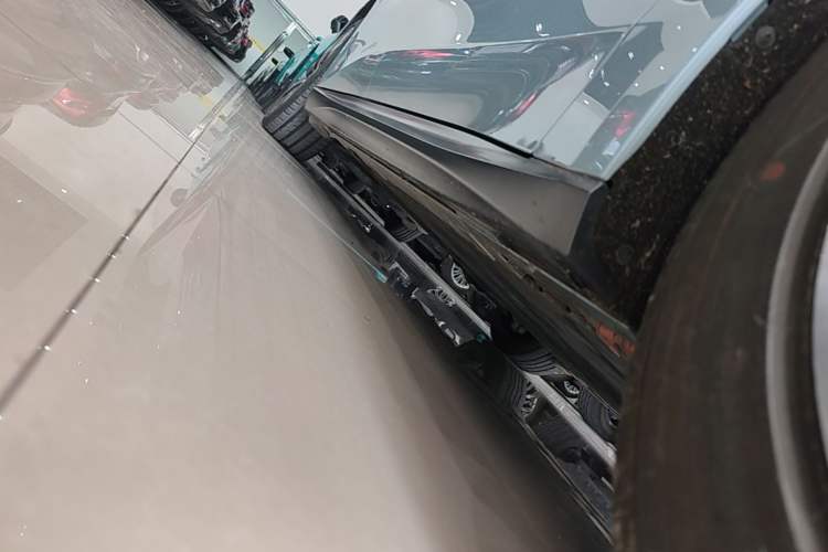 Used Nio ET5 2022 75 kWh Right Side Sill
