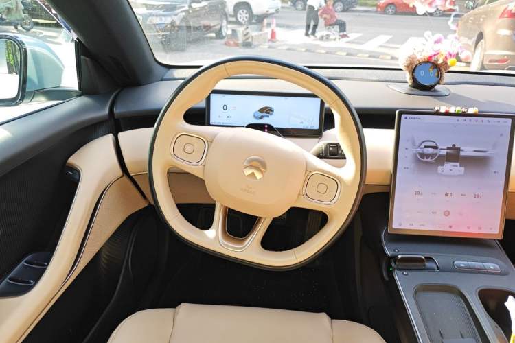 Used Nio ET5 2022 75 kWh Steering Wheel