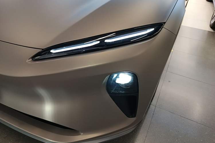 Used Nio ET5 2022 75 kWh Left Front Headlight