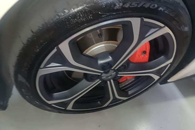 Used Nio ET5 2022 75 kWh Left Front Wheel Hub