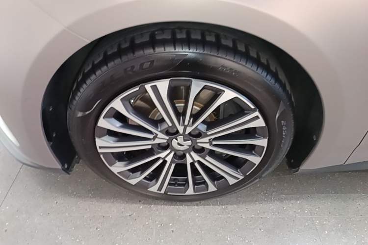 Used Nio ET5 2022 75 kWh Left Front Wheel Hub