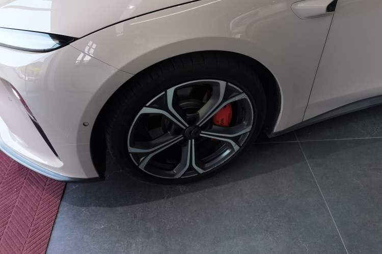 Used Nio ET5 2022 75 kWh Left Front Wheel Hub