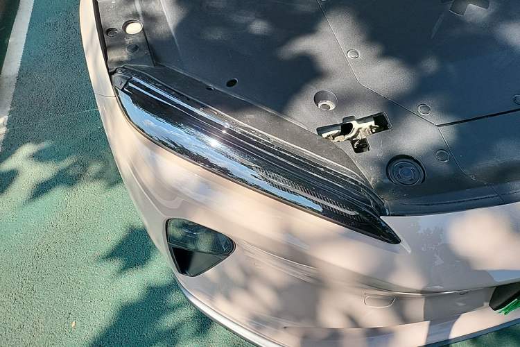 Used Nio ET5 2022 75 kWh Right Front Headlight