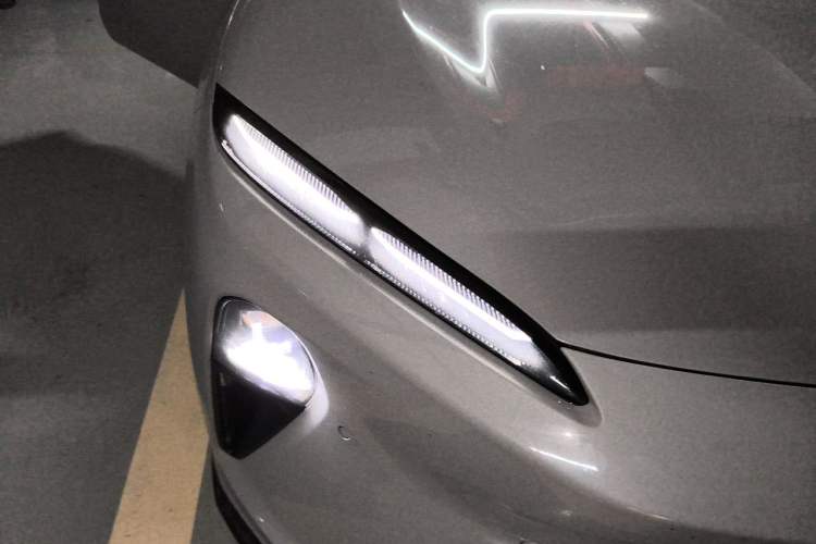 Used Nio ET5 2022 75 kWh Right Front Headlight