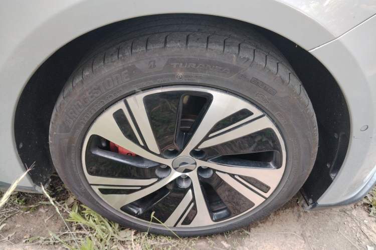 Used Nio ET5 2022 75 kWh Right Front Wheel Hub