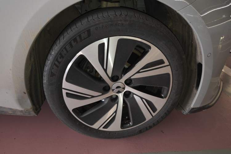 Used Nio ET5 2022 75 kWh Right Front Wheel Hub