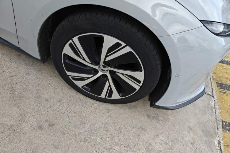 Used Nio ET5 2022 75 kWh Right Front Wheel Hub
