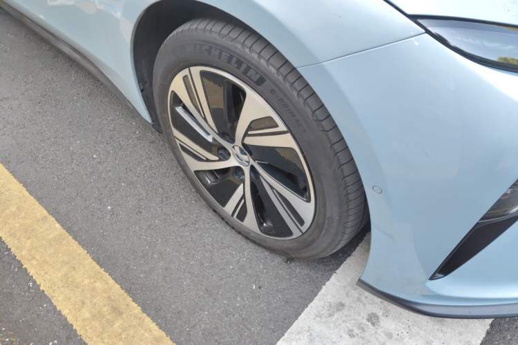 Used Nio ET5 2022 75 kWh Right Front Wheel Hub