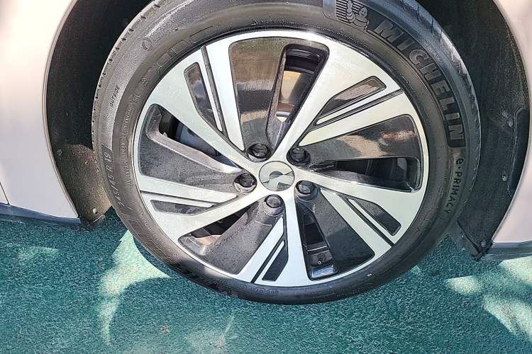 Used Nio ET5 2022 75 kWh Right Front Wheel Hub