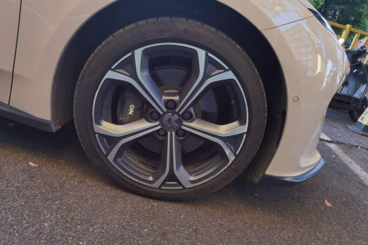 Used Nio ET5 2022 75 kWh Right Front Wheel Hub