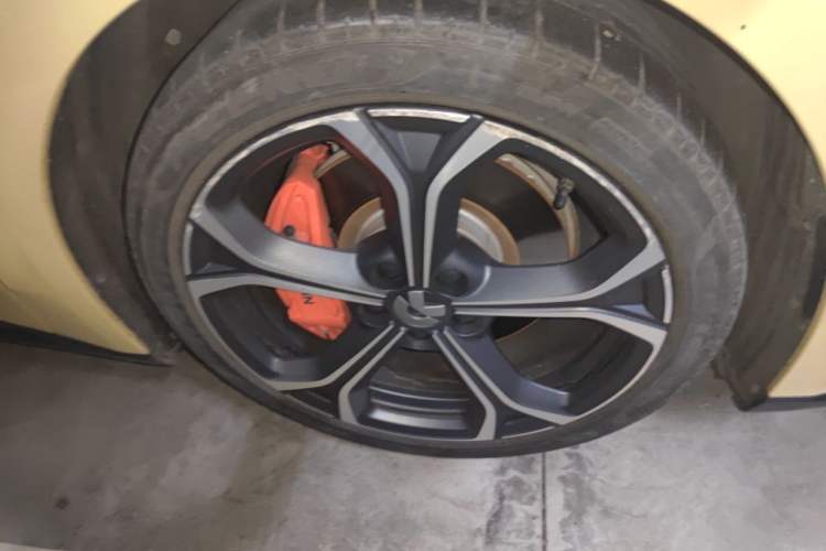 Used Nio ET5 2022 75 kWh Right Front Wheel Hub