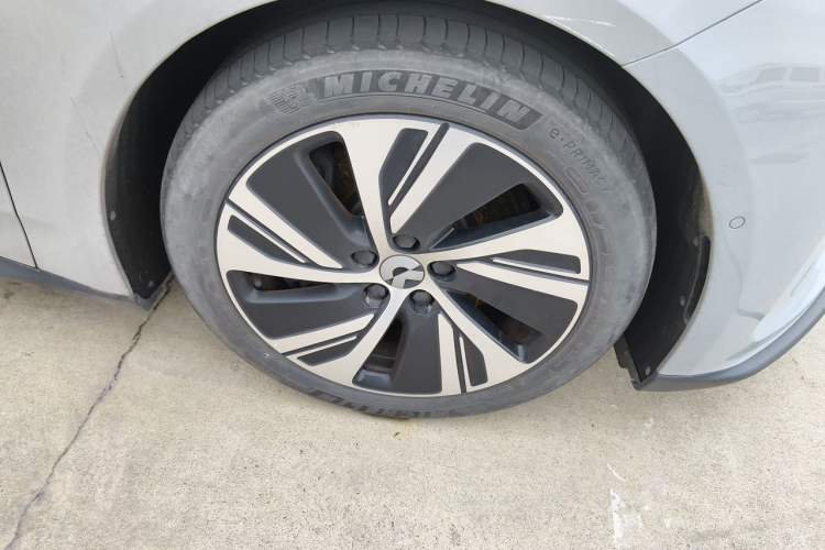 Used Nio ET5 2022 75 kWh Right Front Wheel Hub