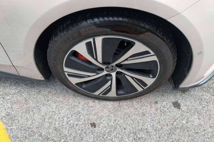 Used Nio ET5 2022 75 kWh Right Front Wheel Hub