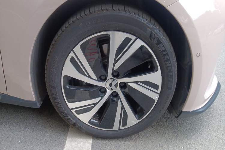 Used Nio ET5 2022 75 kWh Right Front Wheel Hub
