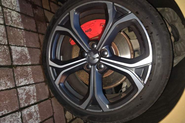 Used Nio ET5 2022 75 kWh Right Front Wheel Hub