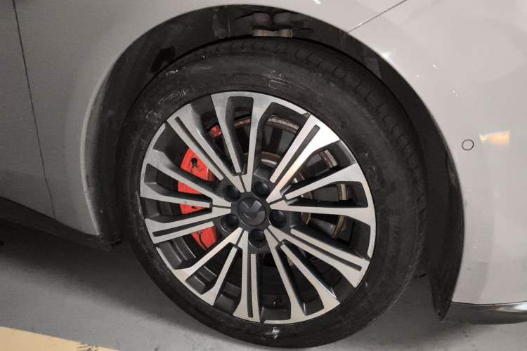 Used Nio ET5 2022 75 kWh Right Front Wheel Hub