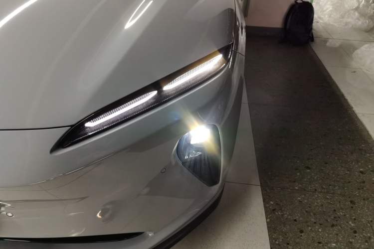 Used Nio ET5 2022 75 kWh Left Front Headlight
