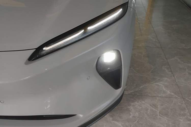 Used Nio ET5 2022 75 kWh Left Front Headlight
