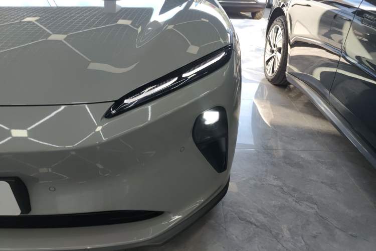 Used Nio ET5 2022 75 kWh Left Front Headlight