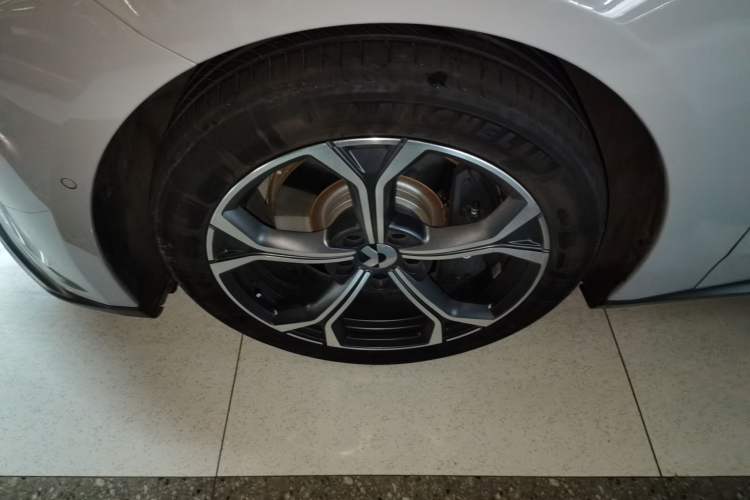 Used Nio ET5 2022 75 kWh Left Front Wheel Hub