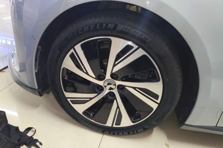 Used Nio ET5 2022 75 kWh Left Front Wheel Hub