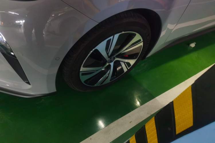 Used Nio ET5 2022 75 kWh Left Front Wheel Hub