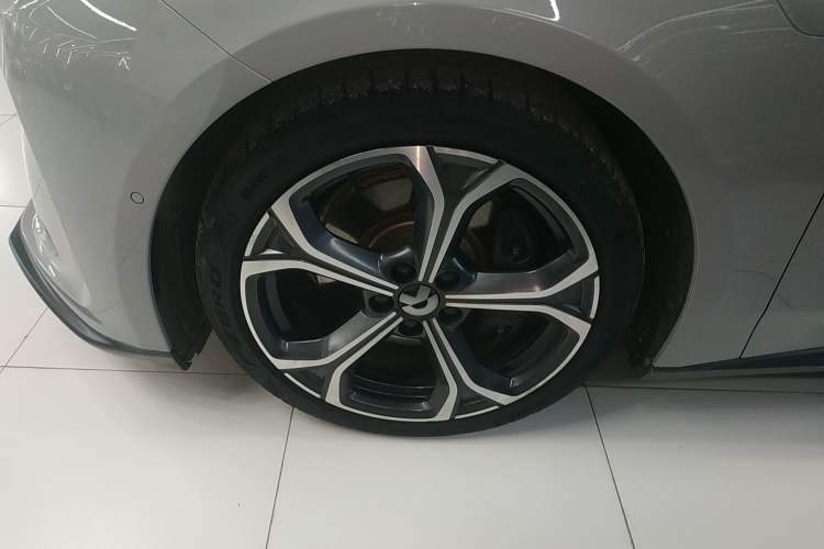 Used Nio ET5 2022 75 kWh Left Front Wheel Hub