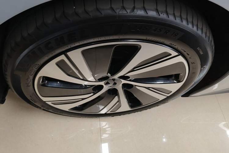 Used Nio ET5 2022 75 kWh Left Front Wheel Hub