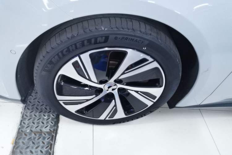 Used Nio ET5 2022 75 kWh Left Front Wheel Hub