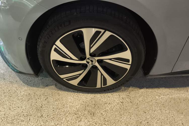 Used Nio ET5 2022 75 kWh Left Front Wheel Hub