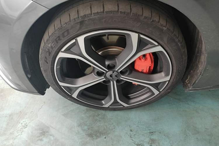 Used Nio ET5 2022 75 kWh Left Front Wheel Hub