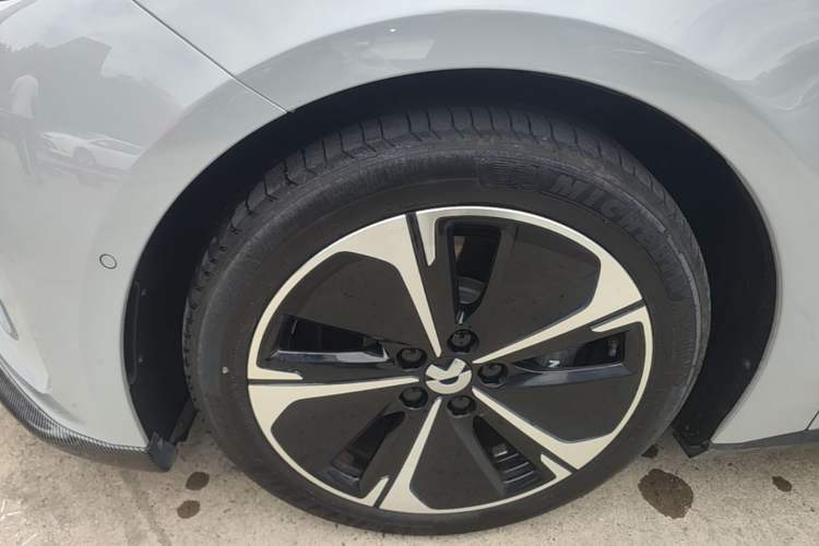 Used Nio ET5 2022 75 kWh Left Front Wheel Hub
