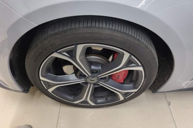 Used Nio ET5 2022 75 kWh Left Front Wheel Hub