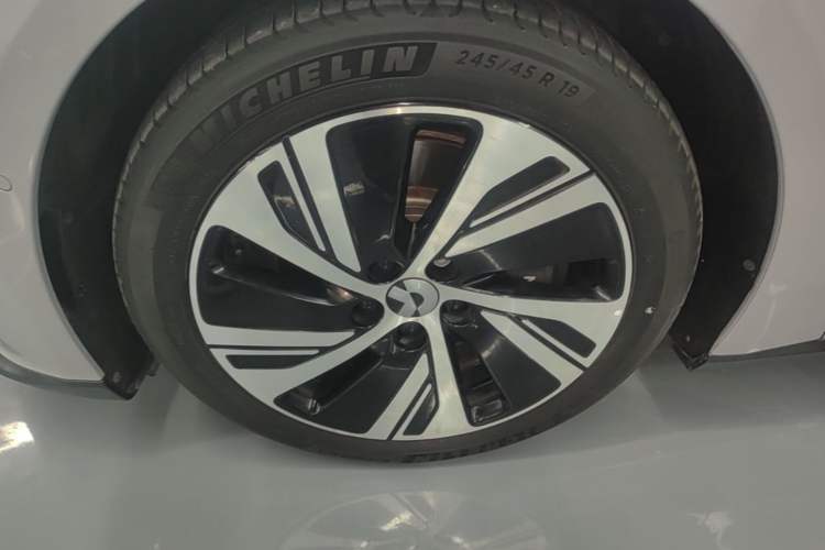Used Nio ET5 2022 75 kWh Left Front Wheel Hub
