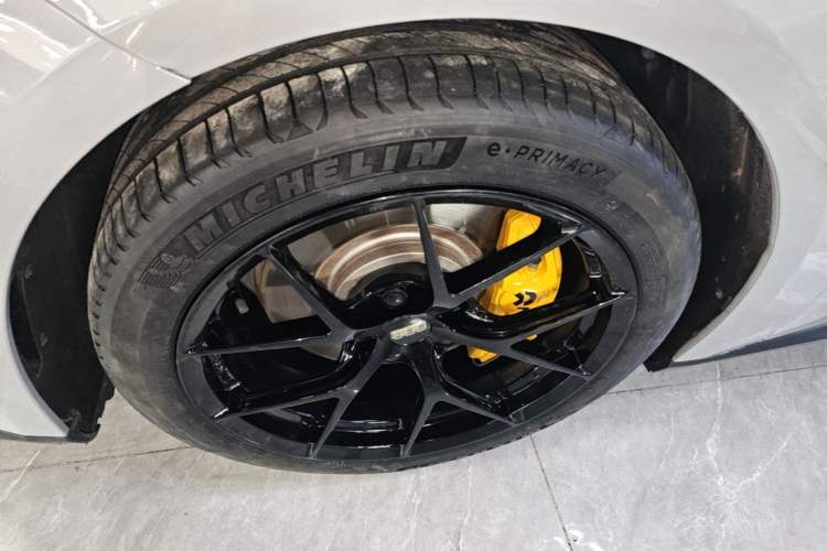 Used Nio ET5 2022 75 kWh Left Front Wheel Hub