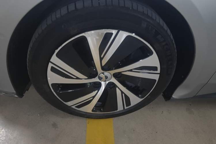 Used Nio ET5 2022 75 kWh Left Front Wheel Hub