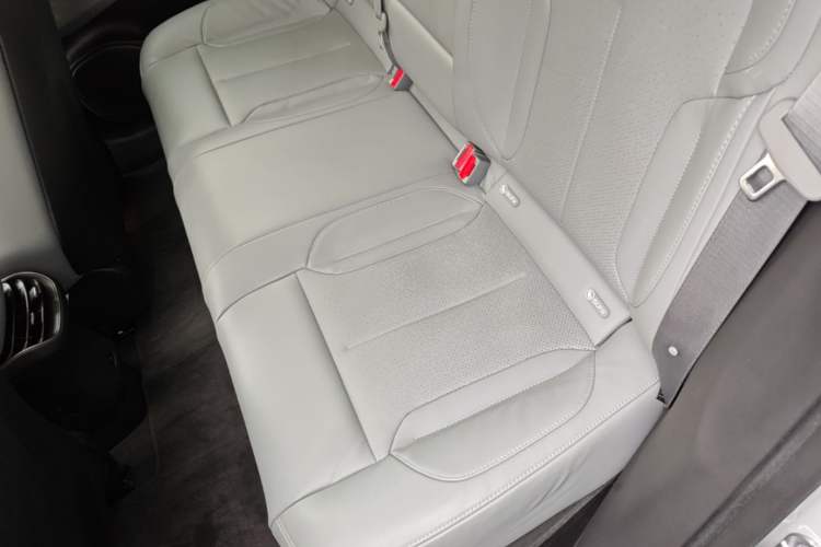 Used Nio ET5 2022 75 kWh Left Rear Seat