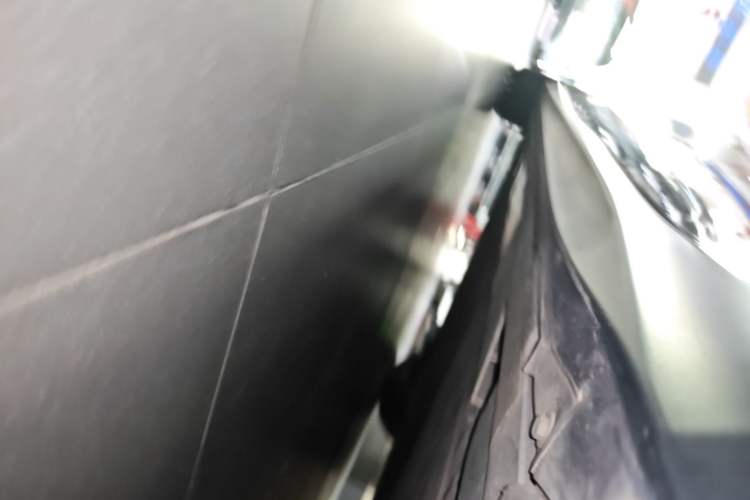 Used Nio ET5 2022 75 kWh Left Side Sill
