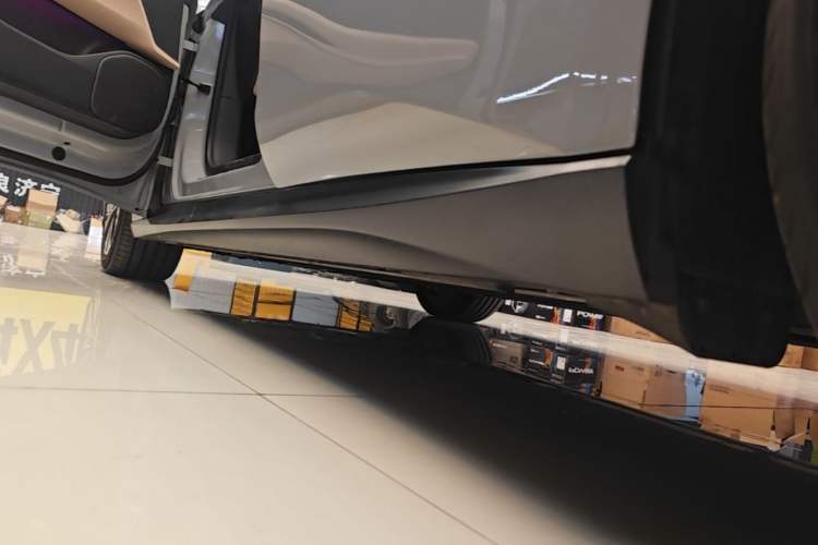 Used Nio ET5 2022 75 kWh Left Side Sill