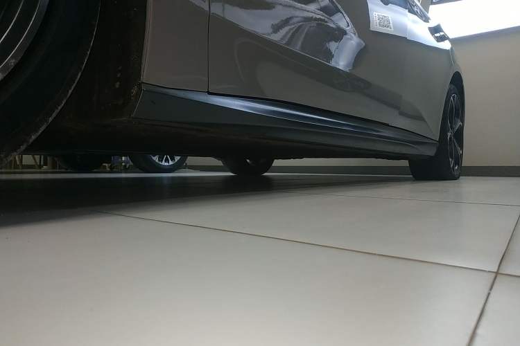 Used Nio ET5 2022 75 kWh Left Side Sill
