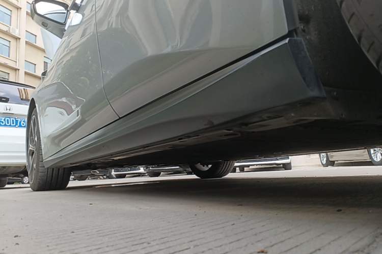 Used Nio ET5 2022 75 kWh Left Side Sill