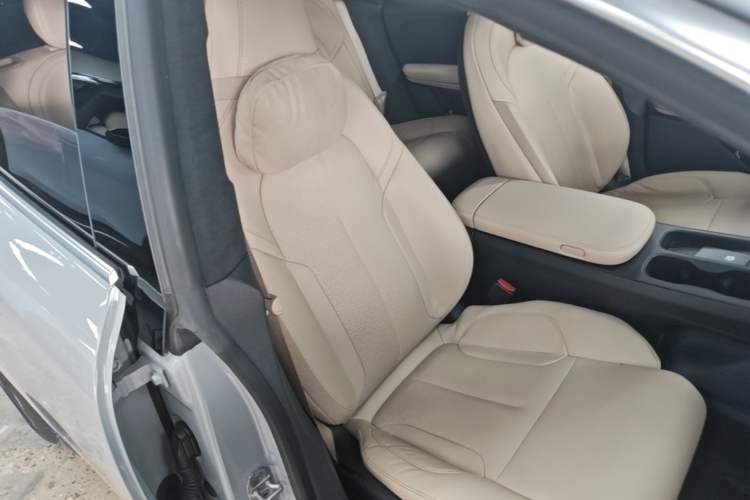 Used Nio ET5 2022 75 kWh Right Front Seat