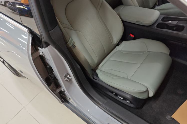 Used Nio ET5 2022 75 kWh Right Front Seat