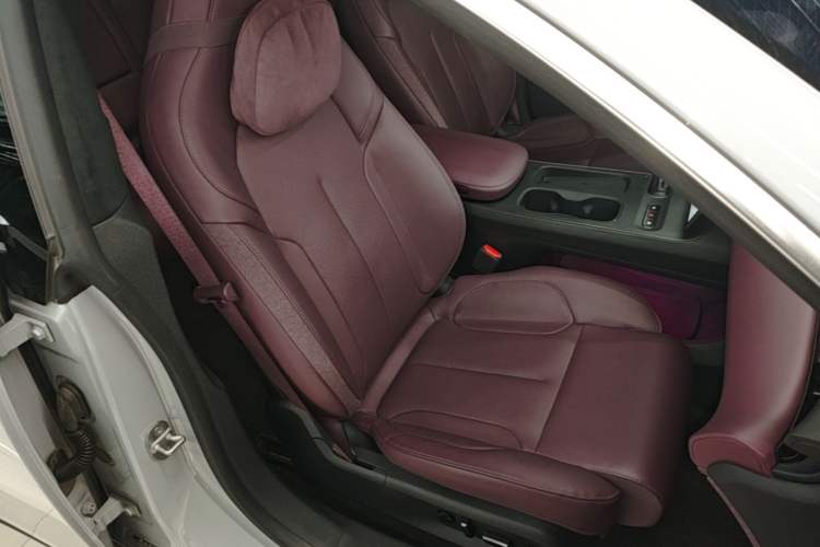 Used Nio ET5 2022 75 kWh Right Front Seat