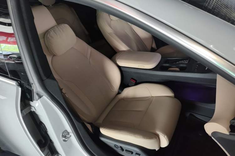 Used Nio ET5 2022 75 kWh Right Front Seat